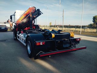 Mercedes ANTOS 18 32-CAMIONES GANCHO CON GRUA