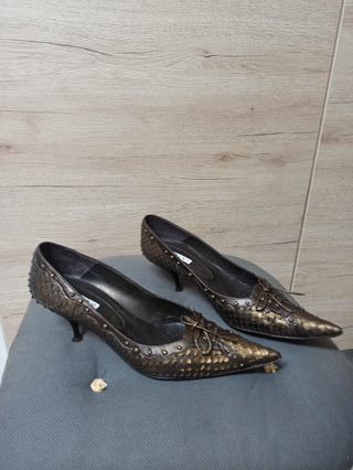 Zapatos de tacón piel efecto serpiente color oro