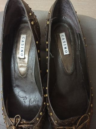 Zapatos de tacón piel efecto serpiente color oro