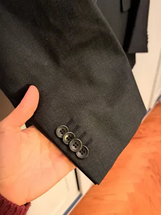 Traje de hombre negro chaqueta y pantalón.