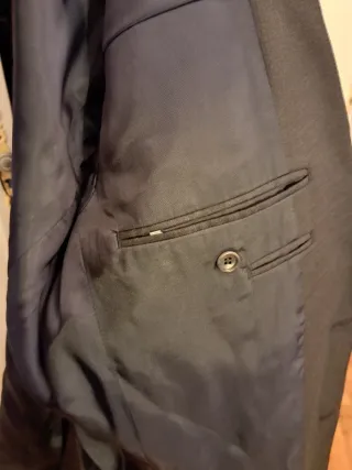 Traje de hombre negro chaqueta y pantalón.