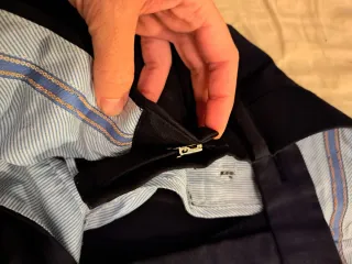 Traje de hombre negro chaqueta y pantalón.