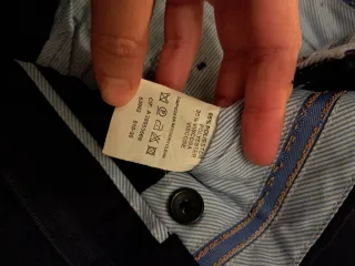 Traje de hombre negro chaqueta y pantalón.