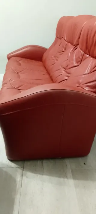 Sofá de piel rojo