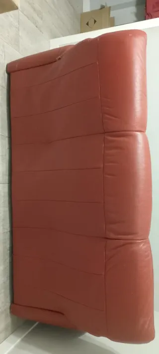Sofá de piel rojo