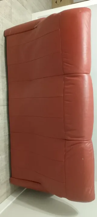 Sofá de piel rojo