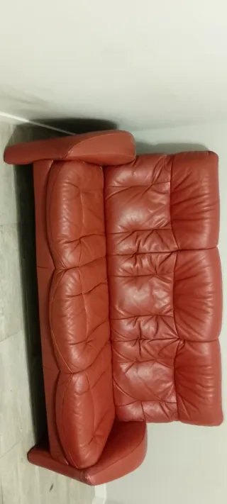 Sofá de piel rojo