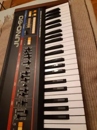 Sintetizador Roland Juno-60
