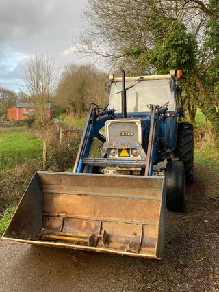 Tractor Ebro con pala