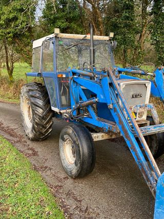 Tractor Ebro con pala