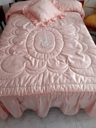 Edredón rosa satinado con bordado