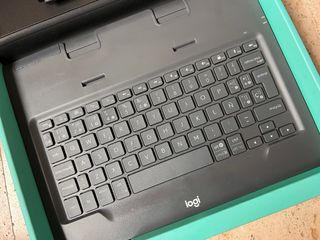 Funda y Teclado Logitech Tablets 9-10