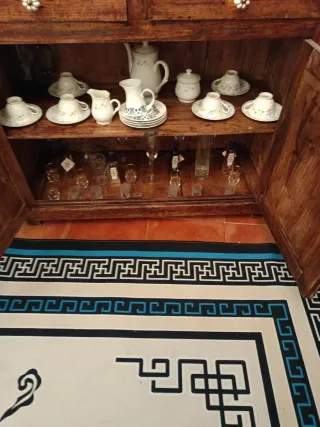 Mueble de madera maciza estilo abuela