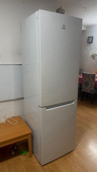 Nevera Indesit blanca