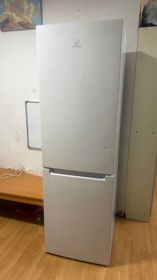 Nevera Indesit blanca