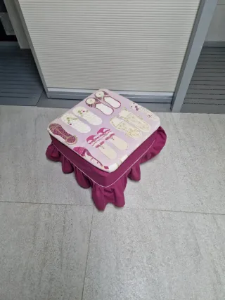 Taburete de tela con estampado de zapatillas
