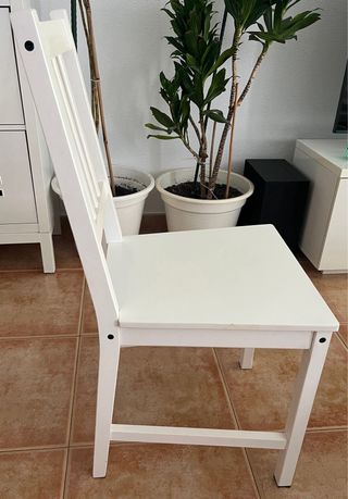 Silla de comedor blanca de madera