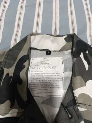 Conjunto de uniforme militar camuflaje ByN