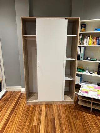 Armario blanco y madera con puertas correderas