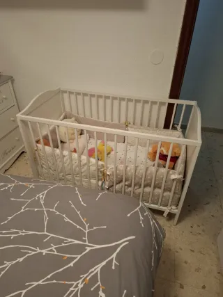 Cuna bebé con chichoneras y colchón a estrenar