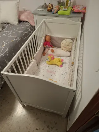 Cuna bebé con chichoneras y colchón a estrenar