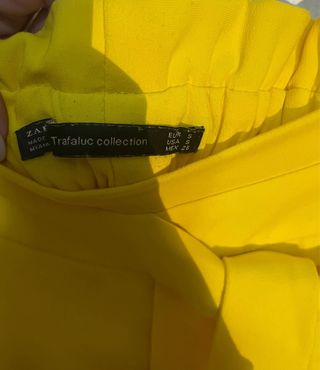 Pantalón amarillo con cinturón