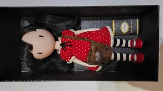 Muñeca Gorjuss Ruby con vestido rojo y bolso