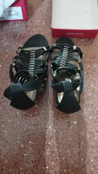 Sandalias Mariamare Negras y Plateadas