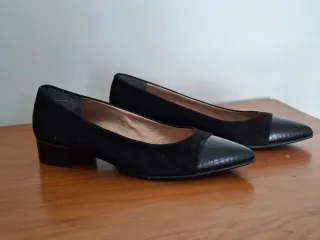Zapatos de salón tacón bajo piel negra