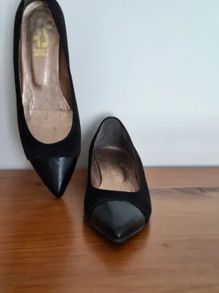 Zapatos de salón tacón bajo piel negra