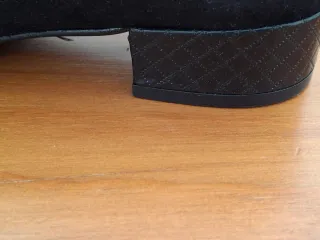 Zapatos de salón tacón bajo piel negra