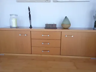 Mueble de madera , vitrina y mesa pará la tele.