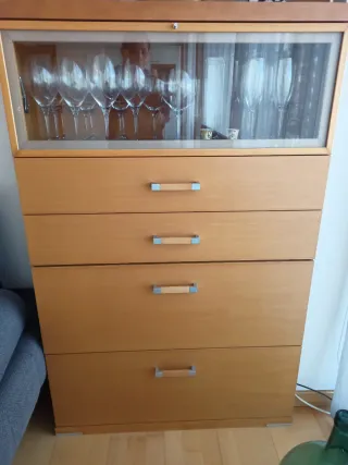Mueble de madera , vitrina y mesa pará la tele.
