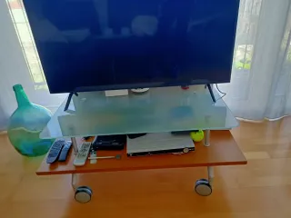 Mueble de madera , vitrina y mesa pará la tele.