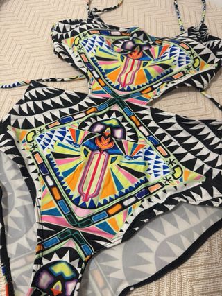 Trikini estampado multicolor. NUEVO