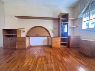 Habitación muebles: cajoneras, cabecero y mesitas