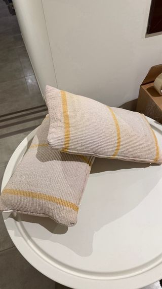 Cojines Kave Home Beige y Amarillo