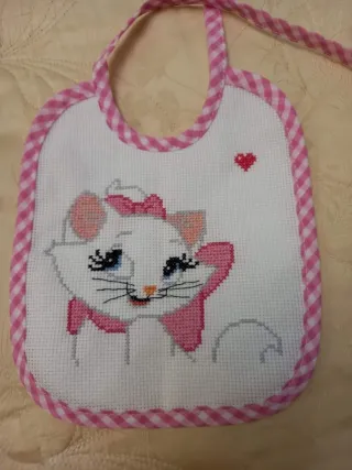 Bavaglino bimba ricamato gatto Marie