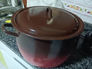 Olla grande de porcelana marrón y roja