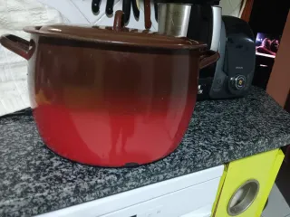 Olla grande de porcelana marrón y roja