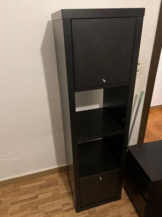 Mueble negro de madera