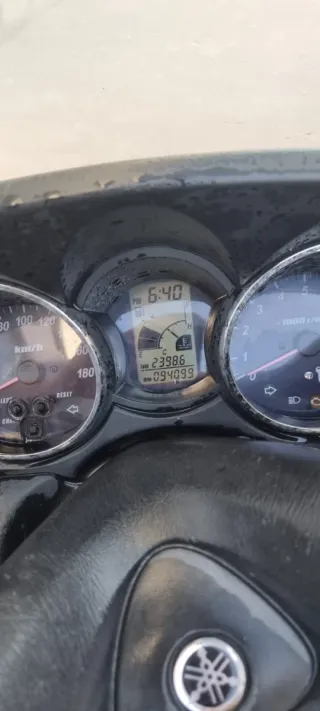 Yamaha XMax 400 Maxi Scooter con dos cascos