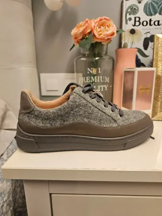 Zapatos Unisa grises suela gruesa talla 40