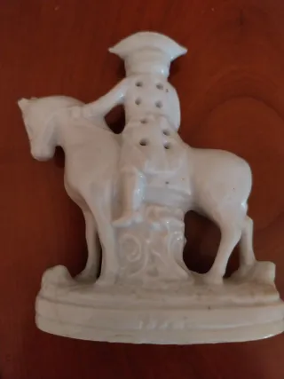 Figura de porcelana de jinete a caballo