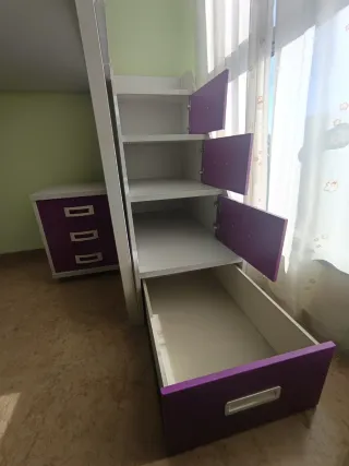 Cama litera con armario, escaleras y mesita.