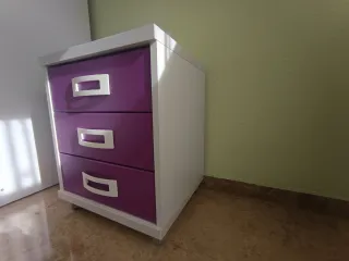 Cama litera con armario, escaleras y mesita.