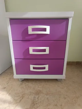 Cama litera con armario, escaleras y mesita.