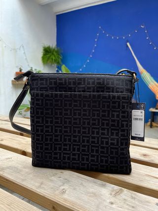 Bolso Tommy Hilfiger negro y gris.