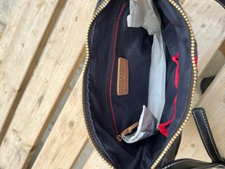 Bolso Tommy Hilfiger negro y gris.