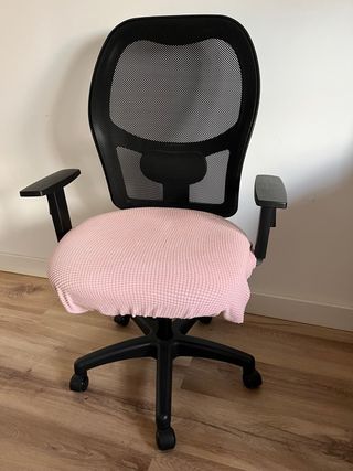 Silla de estudio negra con funda rosa